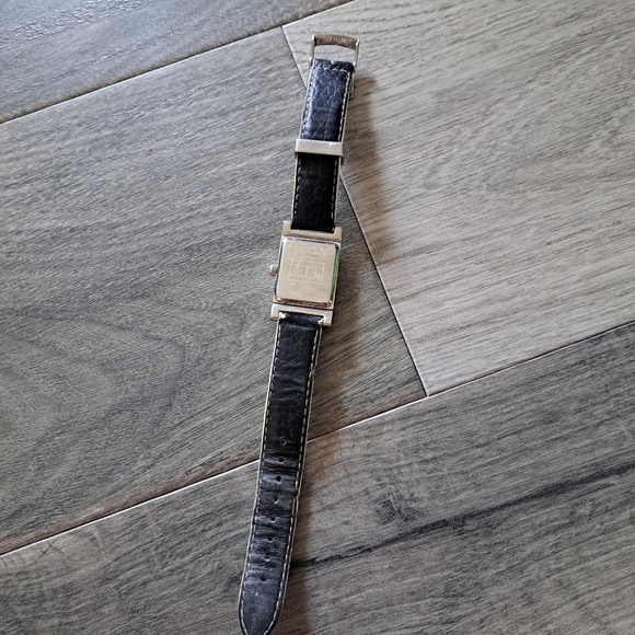 Tommy Hilfiger women's watch white band *needs new battery * - Picture 5 of 6
